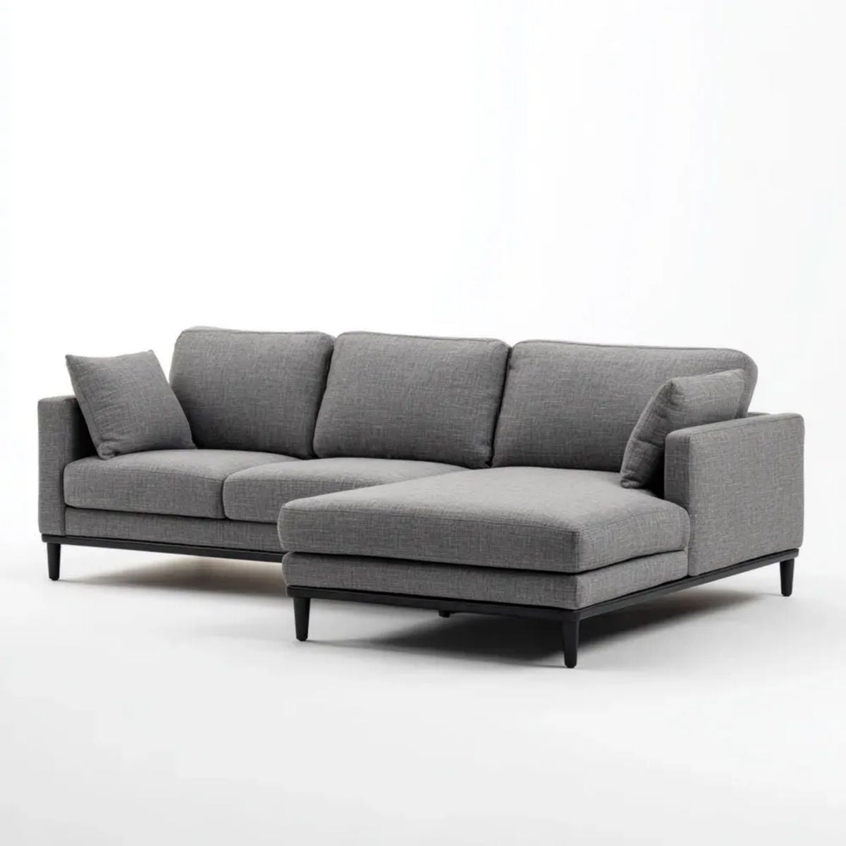 Szara sofa narożna z prawostronnym szezlongiem, tapicerką poliestrową i czarnymi nogami, 260 × 160 × 85 cm